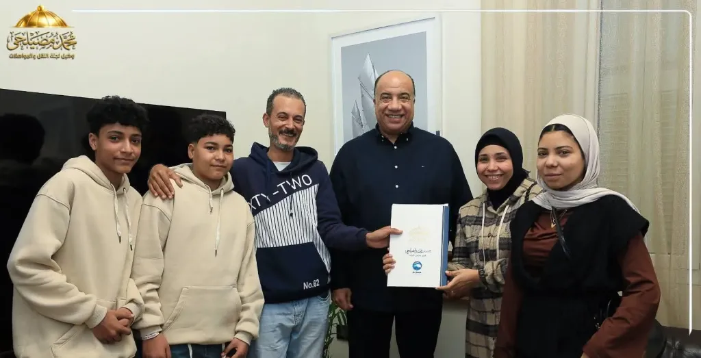 محمد  مصيلحي يستقبل الفائز بجائزة ”شقة العمر” بمكتبه