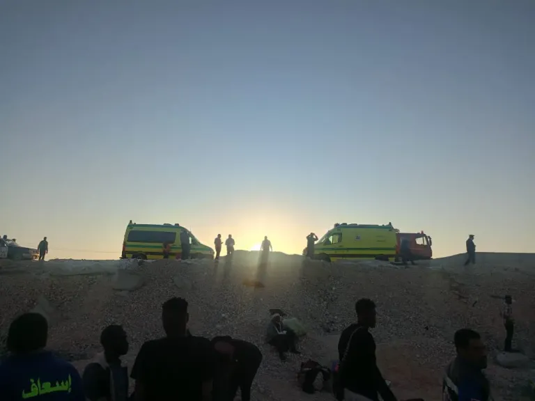 محافظ قنا: الدفع بـ 20 سيارة إسعاف لنقل مصابي حادث ”صحراوي قنا - سوهاج” ونقلهم للمستشفى العام