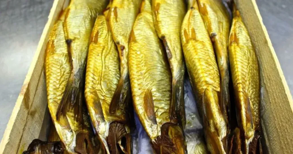 إقبال مستمر.. كيف يستعد المصريون لطقوس الرنجة والفسيخ قبل شم النسيم؟