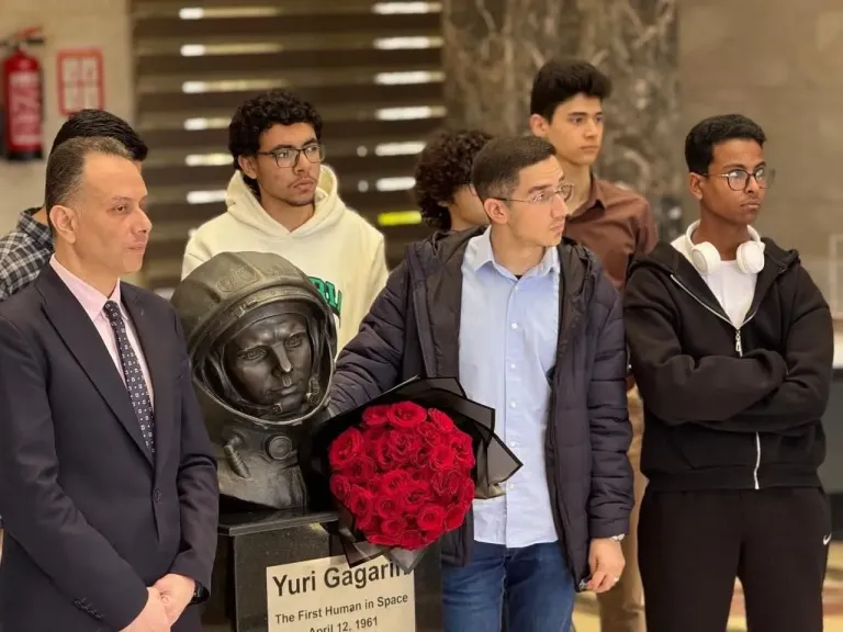 زهور روسية أمام تمثال جاجارين بالقاهرة