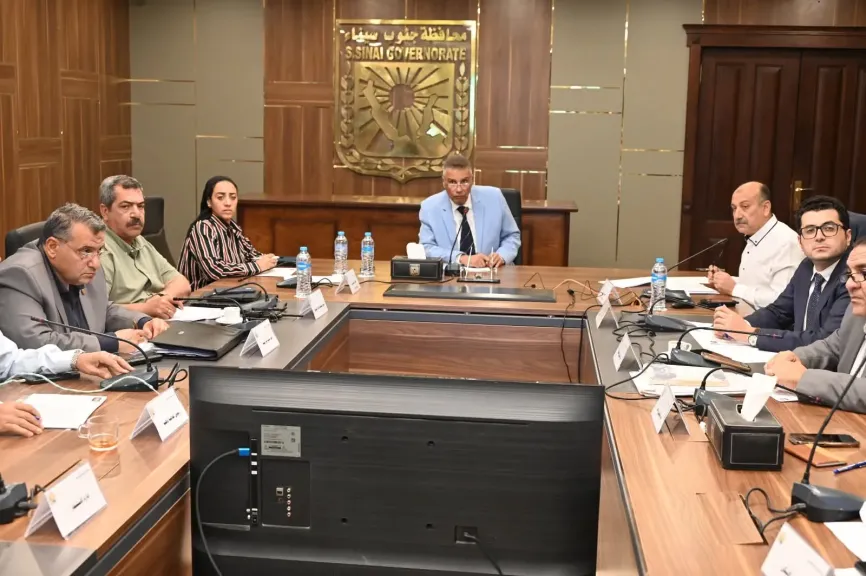محافظ جنوب سيناء يترأس اجتماع لجنة الاستثمار لمناقشة طلبات المستثمرين وتطوير ملف الأراضي بعدد من المدن