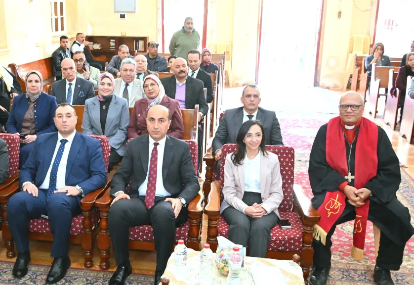 محافظ البحيرة تقدم التهنئة لأبناء الطائفة الإنجيلية بدمنهور بمناسبة عيد القيامة المجيد