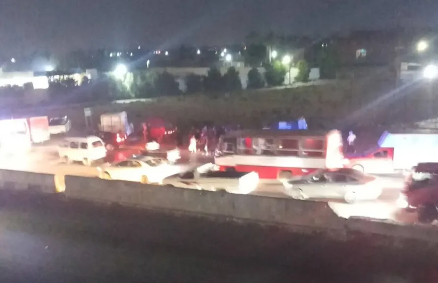 حادث مفاجئ علي الطريق الزراعي ببنها.. اختلال القيادة يقلب موتوسيكل ويصيب شابين