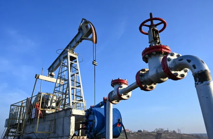 استقرار حذر لأسعار النفط عالميًا مع ميل للهبوط وسط ترقب تطورات الإمدادات