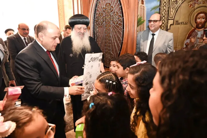 محافظ الغربية يوزع هدايا الرئيس على الأطفال داخل الكنائس احتفالا بعيد القيامة المجيد