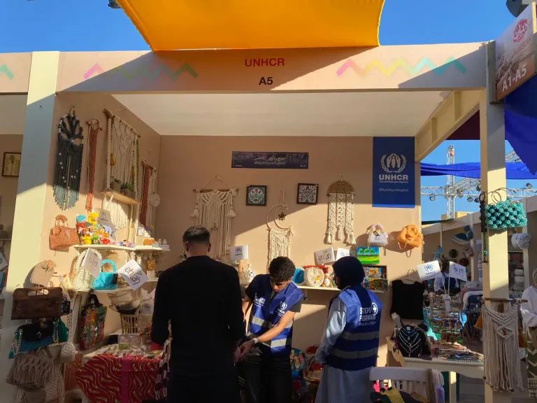 دعماً للاجئين.. صناع الحياة تشارك بمعرض ”ديارنا”