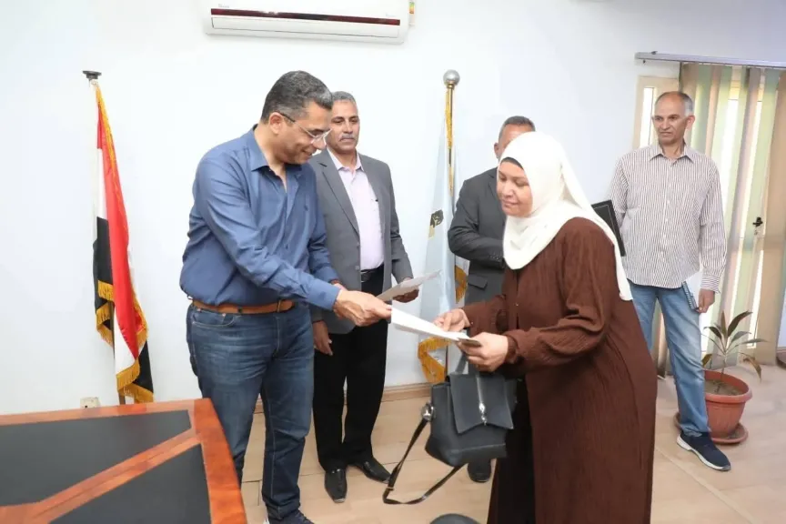 بعد سنوات من الانتظار.. البرقي يسلم عقود ٤٩٣ وحدة سكنية لمستحقيها بالقصير