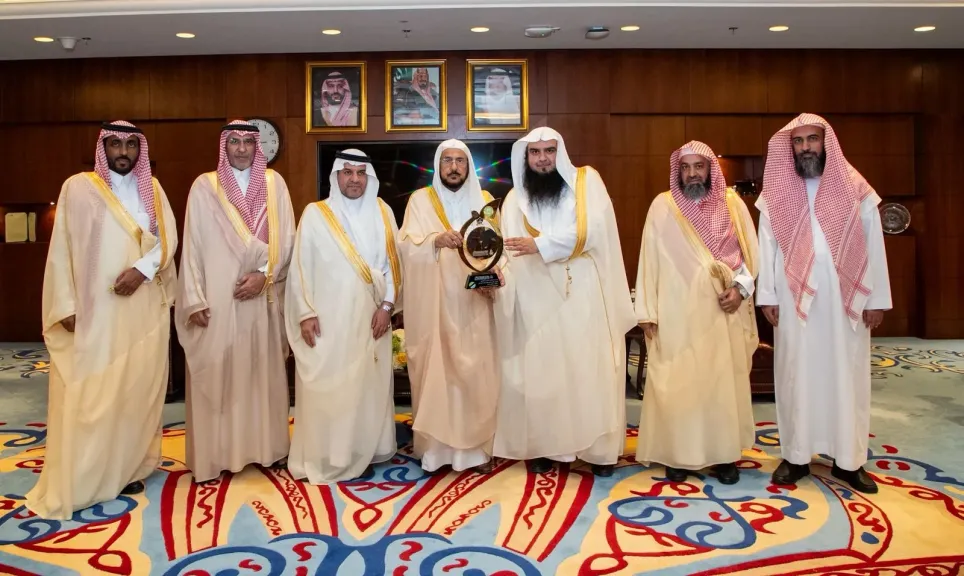 ”آل الشيخ” يتسلم درع ”الشخصية العالمية المؤثرة” في خدمة القرآن الكريم