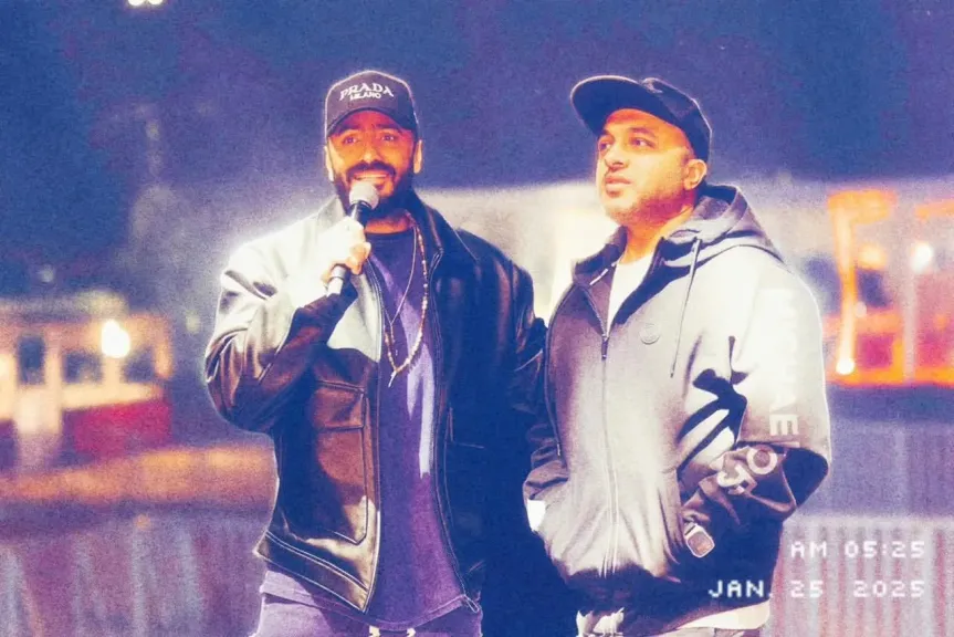 مستنيكم أنا و المعلم مونتانا .. تامر حسنى يشارك الجمهور بصور لتحضيرات حفله بالعين السخنة