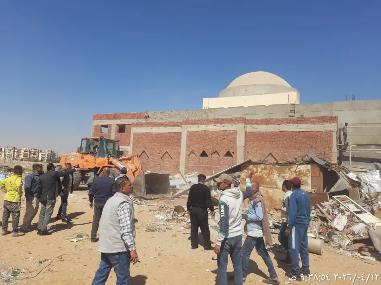 إزالة إشغالات ومخلفات أمام مسجد بالعاشر من رمضان واستعادة الانضباط