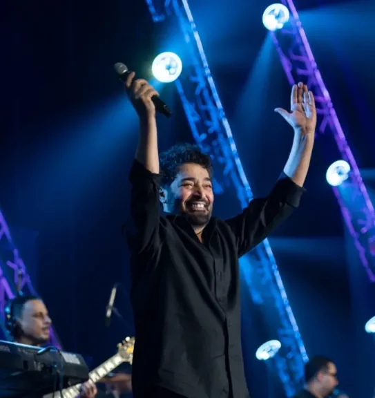 ليلة طربية استثنائية في أبوظبي.. حميد الشاعري يحيي حفلًا جماهيريًا ويشارك عروسين فرحتهما