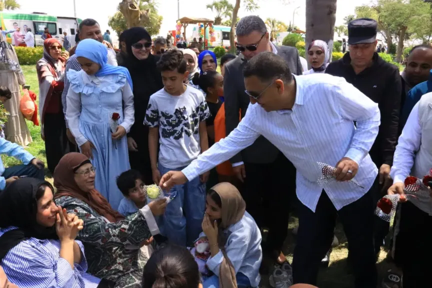 بالورود والشيكولاتة.. محافظ القليوبية يرسم البهجة علي وجوه الأطفال بحدائق القناطر