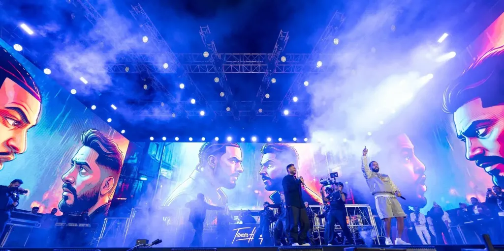 كانت ناقصاكم... تامر حسنى يشارك الجمهور بصور من حفل العين السخنة مع فرنش مونتانا