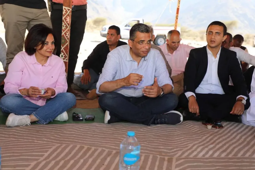 البرقي يجلس مع أهالي جبل علبة في قلب المحمية.. استماع مباشر لمطالب الأهالي وتوجيهات فورية لتحسين حياتهم