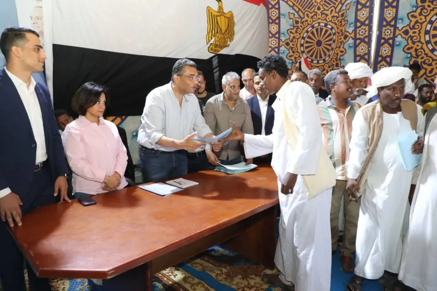 محافظ البحر الأحمر يسلم عقود بديل العشوائيات لأهالي حلايب