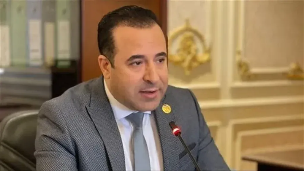 أحمد بدوي: التكنولوجيا تُضعف الحوار الأسري والتشريعات تعيد التوازن