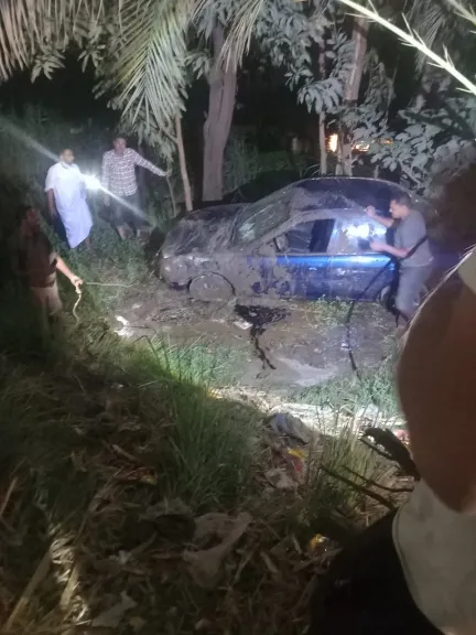 انقلاب سيارة ملاكي داخل ترعة وإنقاذ قائدها في قنا