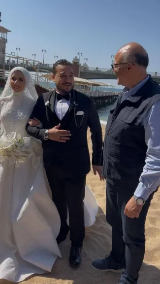 محافظ الإسكندرية.. يشارك العروسين فرحتهم علي شاطيء ستانلي