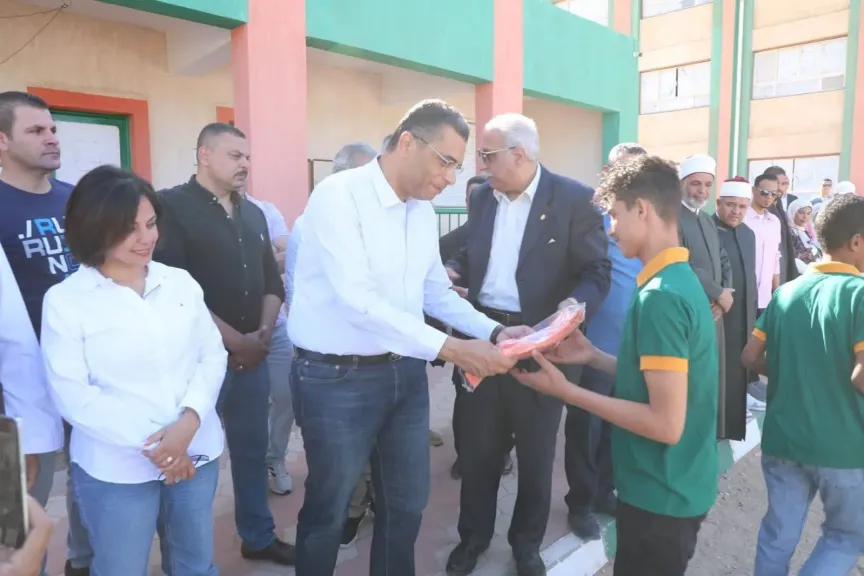 محافظ البحر الأحمر يبدأ يومه بالشلاتين في طابور مدرسة اللواء سعد أبو ريدة