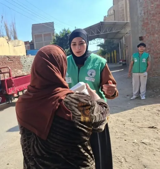 مؤسسة نبيل الكاتب الخيرية توزع وجبات غذائية بالبحيرة