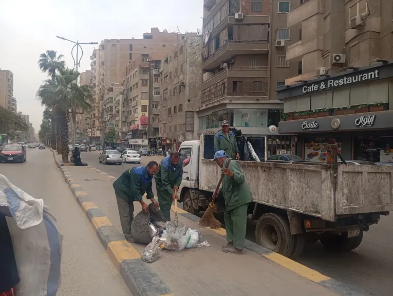 القمامة تكشف التقصير.. محافظ الجيزة يطلق إنذارات عاجلة ويستدعي مشرفي النظافة بالعمرانية والهرم والطالبية