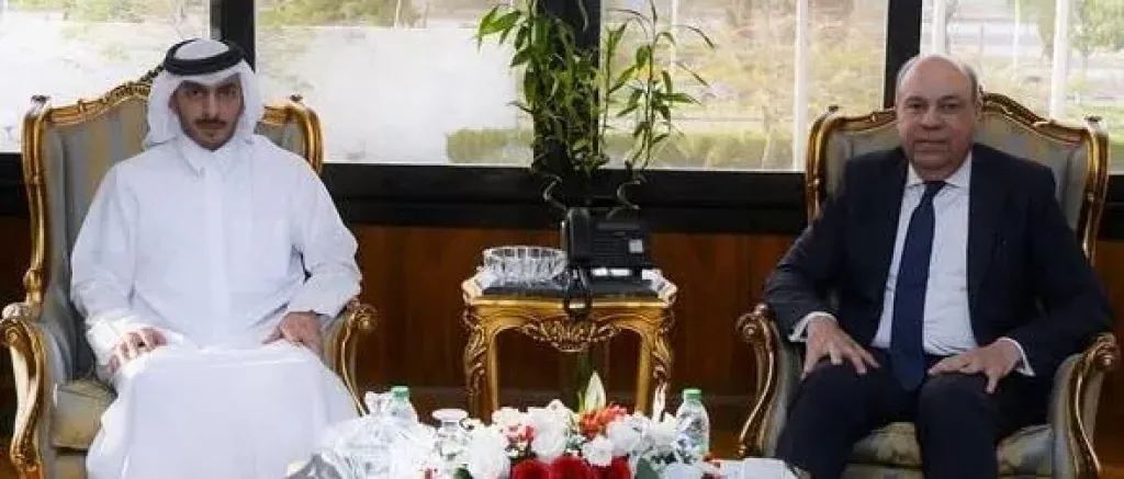 وزير الطيران يبحث مع مجموعة شركات فهد آل ثان القطرية دراسة مشروع إنشاء مصنع لإنتاج وقود الطائرات المستدام