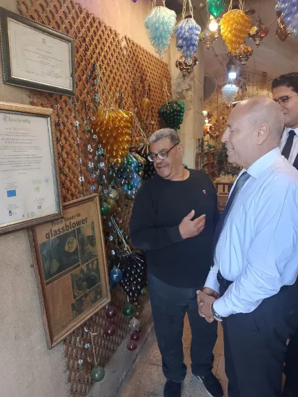 محافظ القاهرة يفتح ملف إنقاذ حرفة الزجاج من الاندثار