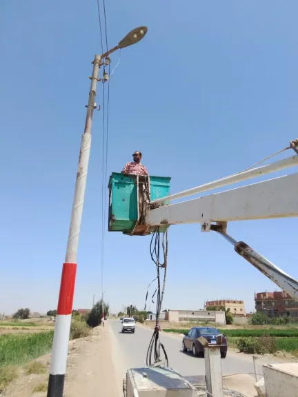 رئيس مركز طامية بالفيوم يتابع أعمال صيانة كشافات الإنارة بطريق الصوامع