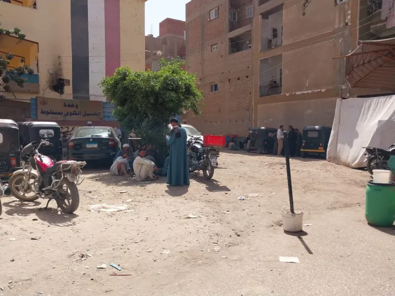 كانوا شغالين باليومية  .. اهالى ضحايا حادث منفلوط ينتظرون خروج الجثامين من مشرحة المستشفى