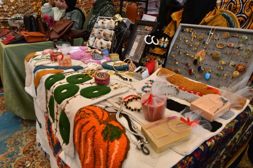 محافظ الفيوم يتفقد معرض ”أيادى مصر” للحرف اليدوية والتراثية بقرية تونس