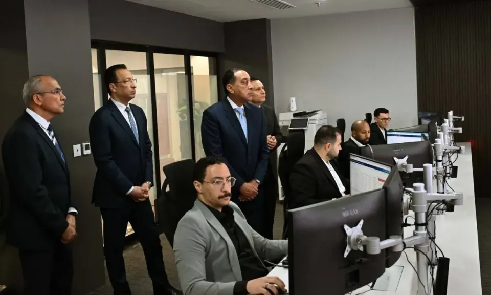 رئيس مجلس الوزراء يرافقه وزير الاتصالات 