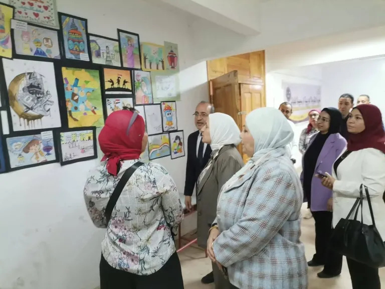 في جولة ميدانية...مدير تعليم القاهرة تطمئن على سير الدراسة بمدارس ”بولاق” و”القومية”