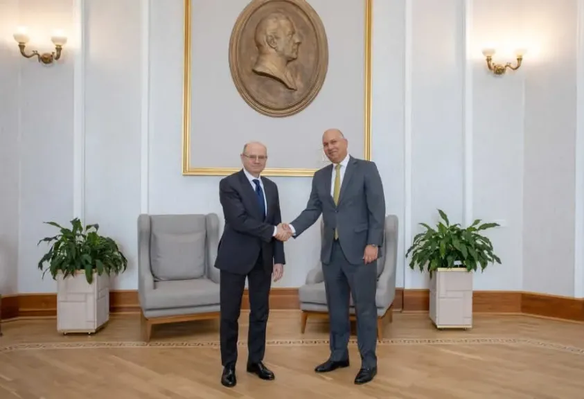 وزير طاقة أذربيجان يوجه الدعوة للمشاركة في ”أسبوع باكو للطاقة” خلال اجتماعه بالسفير المصري