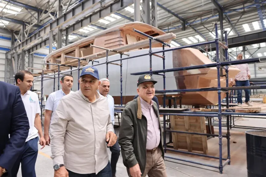 الفريق أسامة ربيع يتفقد أعمال بناء قاطرات”عزم”ويتابع معدلات بناء سفن الصيد”رزق” بترسانة سفاجا