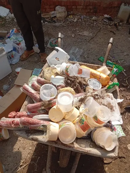 ضبط 130 كجم مواد غذائية غير صالحة للاستهلاك الآدمي بعاصمة المحافظة