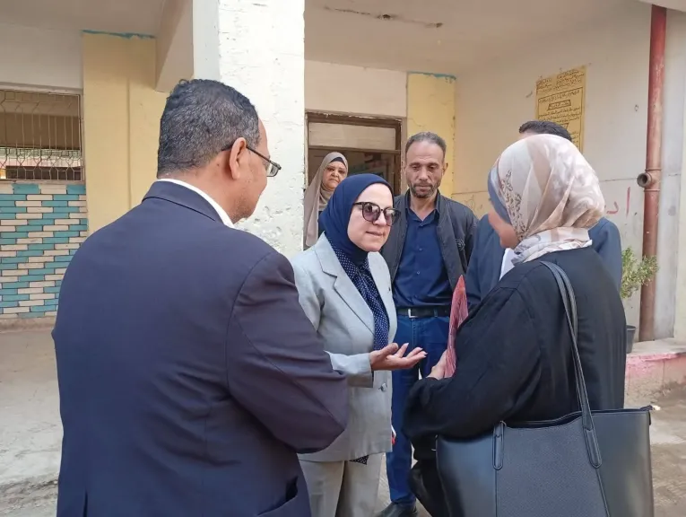 مدير تعليم القاهرة تتفقد مدارس البساتين التعليمية.. وتؤكد: دعم الطلاب الضعاف أولوية