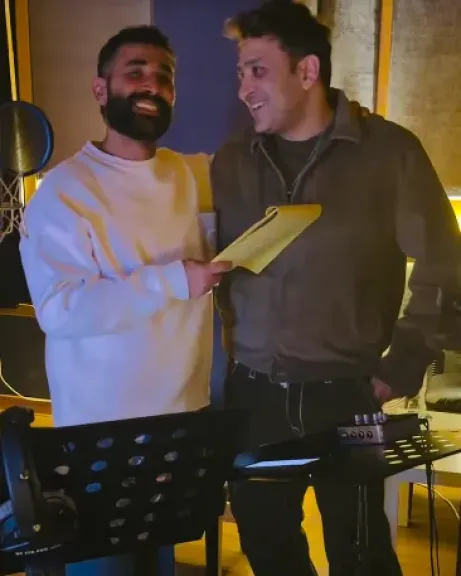 مع زمايلي صناع الأغنية .. تامر حسين يشارك جمهوره بكواليس تسجيل ” بينسوا إزاي ”