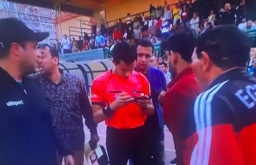 انسحاب.. هاتف محمول.. وقرار مُلغى!| فوضى تحكيمية تشعل مواجهة طنطا والمصرية للاتصالات