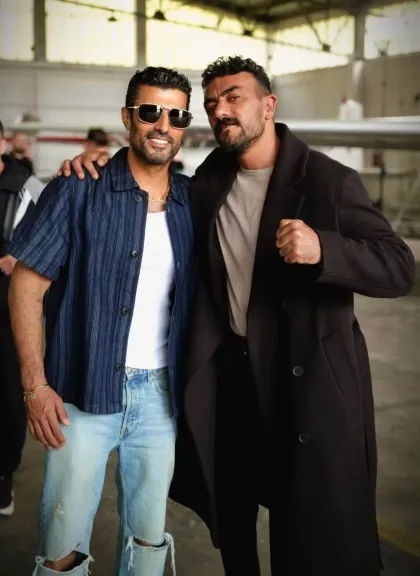 كواليس فيلم ولا دراما جديدة.. العوضي يثير تساؤلات الجمهور بصورة مع المخرج محمد سامي