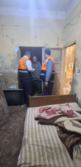 ”تضامن الغربية” تنهي معاناة مسن بالعجيزي وتنقله لدار رعاية متخصصة