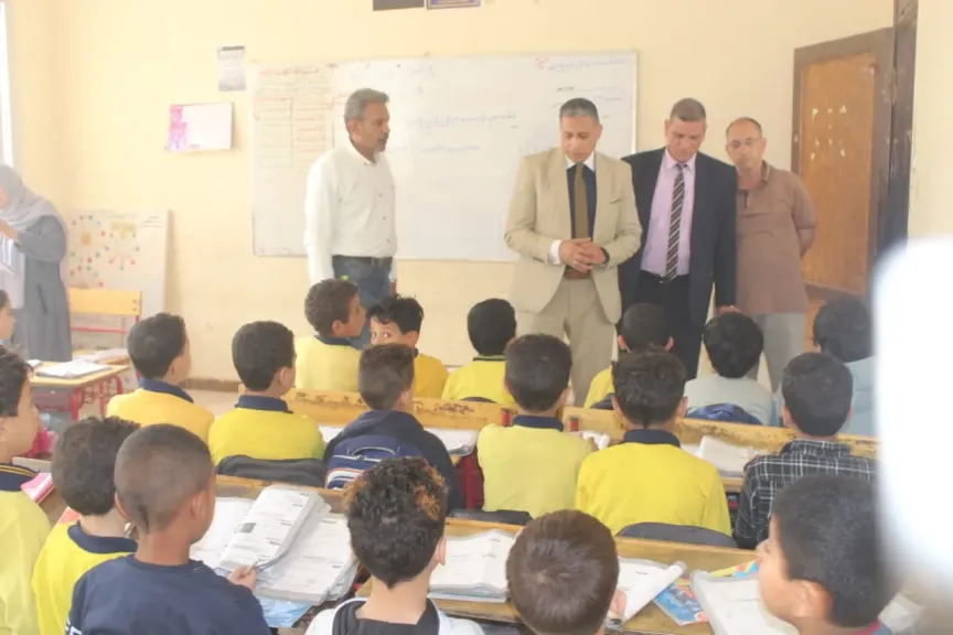 جولة مفاجئة لمدير تعليم الجيزة بمدارس العياط..ويشدد: «لا تهاون مع الغياب»