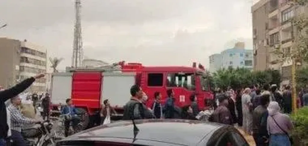 ماس كهربائي يشعل جراج مصنع بالعبور.. والحماية المدنية تسيطر بـ5 سيارات إطفاء