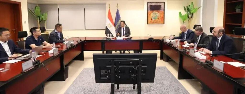 وزير الاتصالات: تهيئة بيئة جاذبة للاستثمارات في صناعة الهواتف المحمولة لتوطين التكنولوجيا في مصر وخلق فرص عمل للشباب