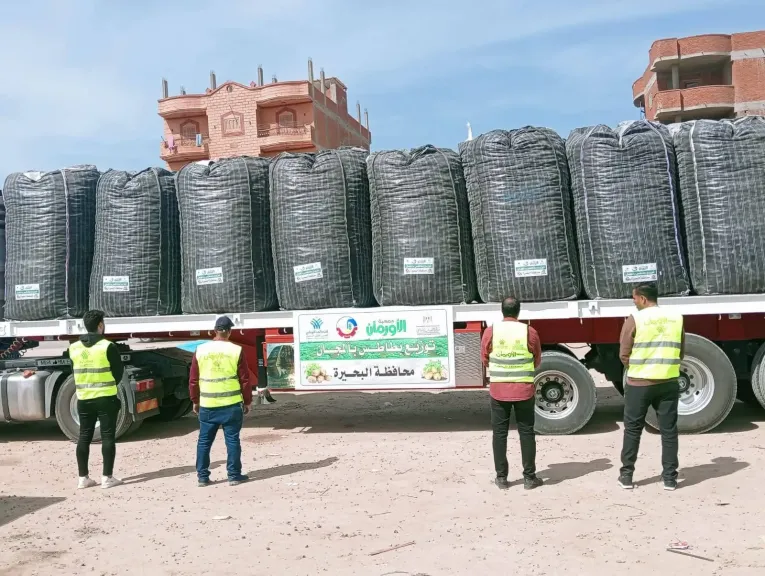 فرع التحالف الوطني بمحافظة البحيرة وجمعية الأورمان يطلقان قافلة كبرى لدعم الأسر الأولى بالرعاية بتوزيع 150 طن من المساعدات الغذائية