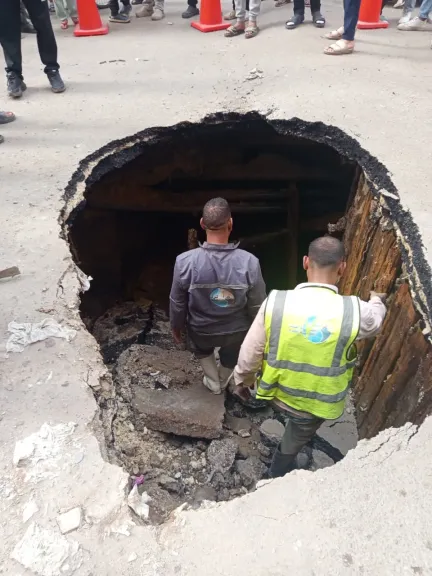 مصدر بمحافظة القاهرة: هبوط أرضي بحدائق المعادي نتيجة انفجار ماسورة مياه أدى إلى انهيار الأسفلت.. وجارٍ أعمال الإصلاح وإعادة الشارع لطبيعته