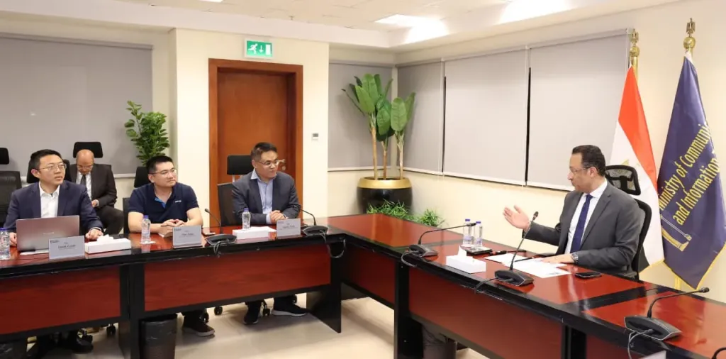 وزير الاتصالات  يبحث مع شركة هونر HONOR العالمية خططها المستقبلية لتصنيع الهواتف الذكية في مصر