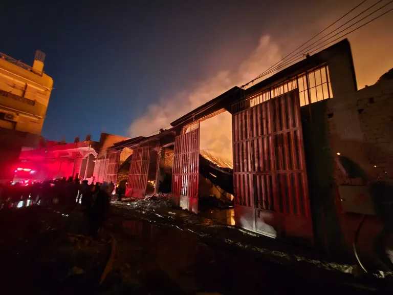 بعد ساعات من المواجهة.. بدء أعمال التبريد بموقع حريق 3 مصانع بالقناطر