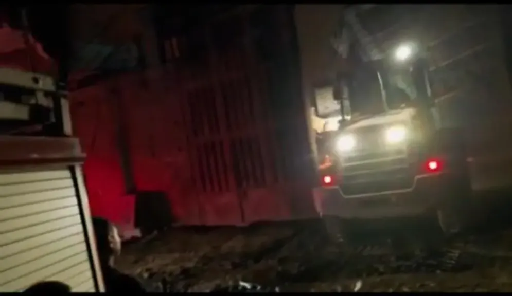 بطولة تحت الخطر.. مكافأة لسائقى لودرات ساهموا في فتح طريق لسيارات الإطفاء بالقناطر