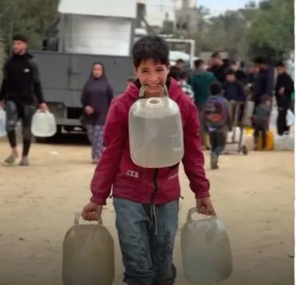 فيديو مؤثر.. طفل فلسطيني يحمل جالونات المياه بيديه وأسنانه لعائلته