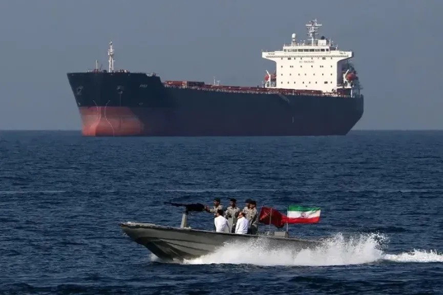 إيران تعيد إغلاق مضيق هرمز بعد ساعات من فتحه: تصعيد جديد مع واشنطن يهدد الملاحة العالمية